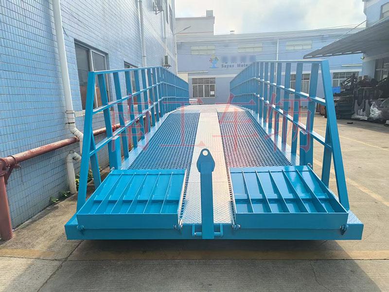 13噸重型移動(dòng)式液壓登車橋
